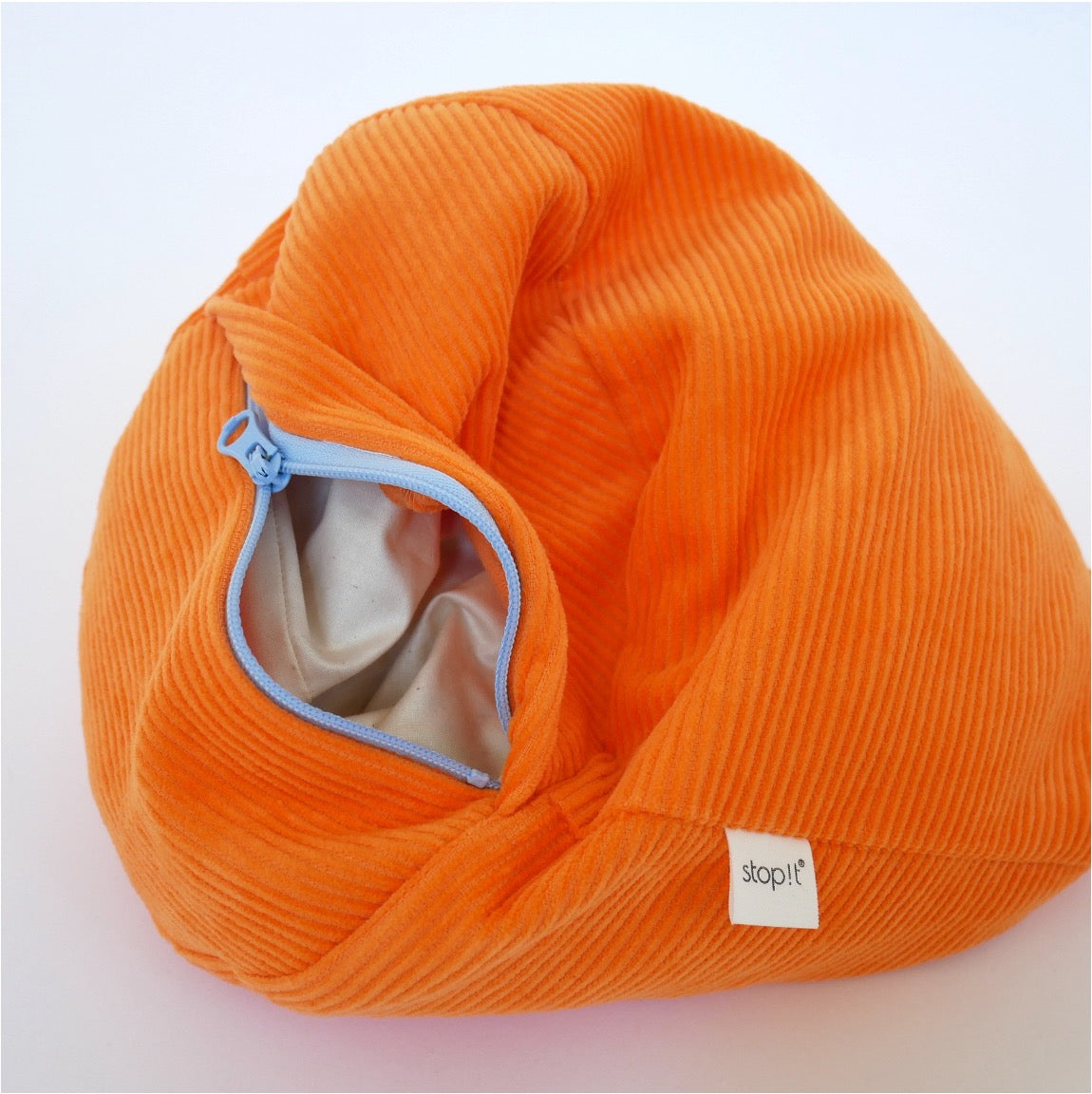 stopit Türstopper Carrot Cordulino Produktfoto. Nahaufnahme von dem Reißverschluss, der Zugang zum Inlett verschafft.