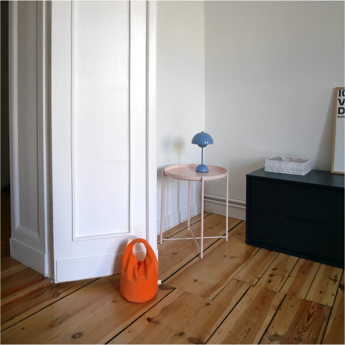 Türstopper Carrot Cordulino mit Baumwoll-Cordbezug von stop!t Produktfoto vor einer Innentür demonstrierend die Tür vor Zugluft stoppend.