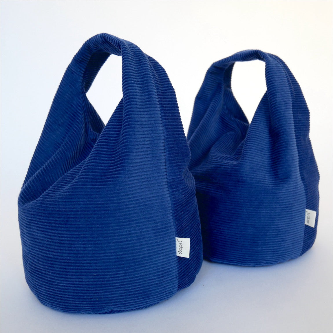 2 Türstopper Cobalt Cordulino mit Baumwoll-Cordbezug von stop!t dekorativ schräg hintereinander.