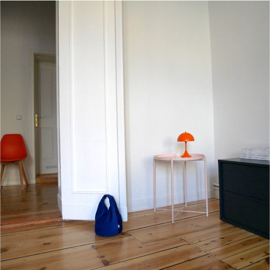 Türstopper Cobalt Cordulino mit Baumwoll-Cordbezug von stop!t Produktfoto vor einer Innentür demonstrierend die Tür vor Zugluft stoppend.