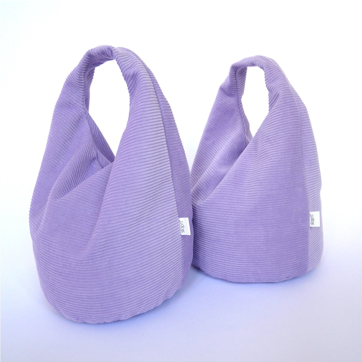 2 Türstopper Cordulino Lilac Tree mit Baumwoll-Cordbezug von stop!t dekorativ schräg hintereinander.