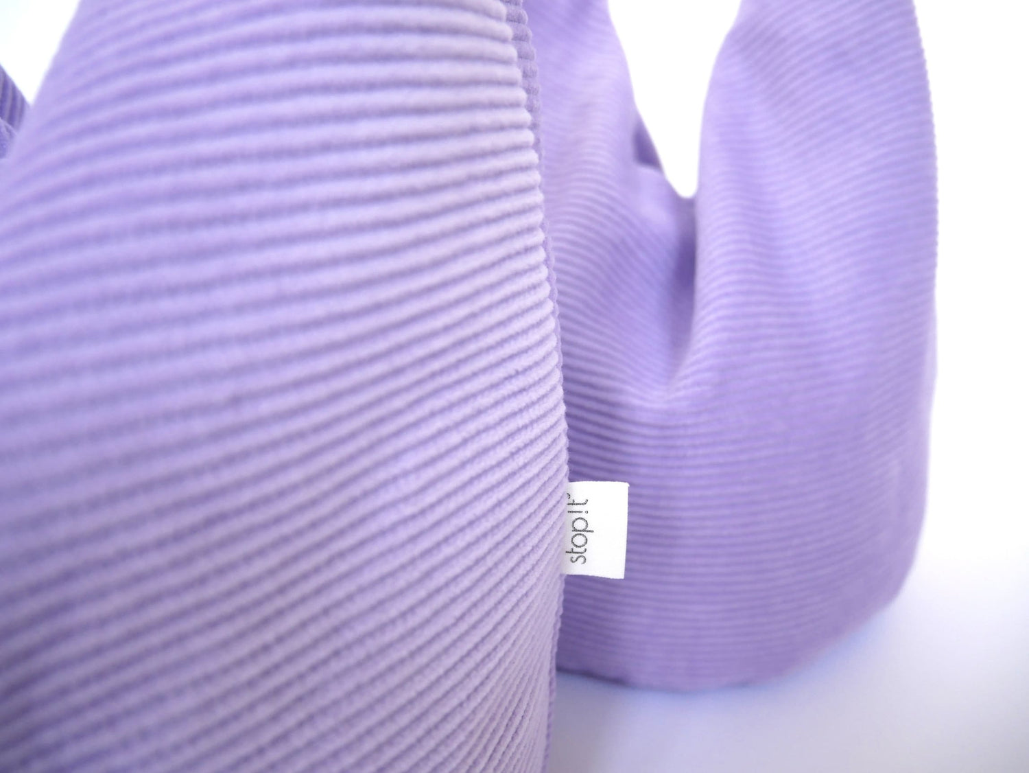 2 Türstopper Cordulino Lilac Tree mit Baumwoll-Cordbezug von stop!t dekorativ in Nahaufnahme schräg hintereinander.
