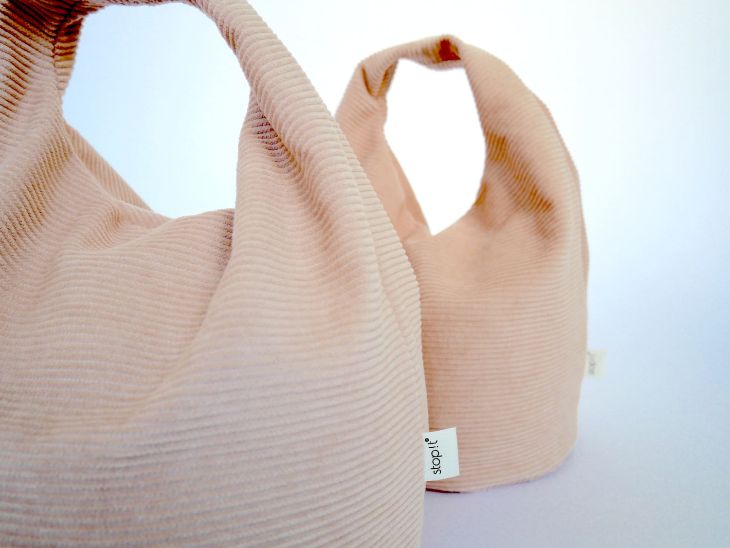 2 Türstopper Cotton Candy Cordulino mit Baumwoll-Cordbezug von stop!t dekorativ in Nahaufnahme schräg hintereinander.