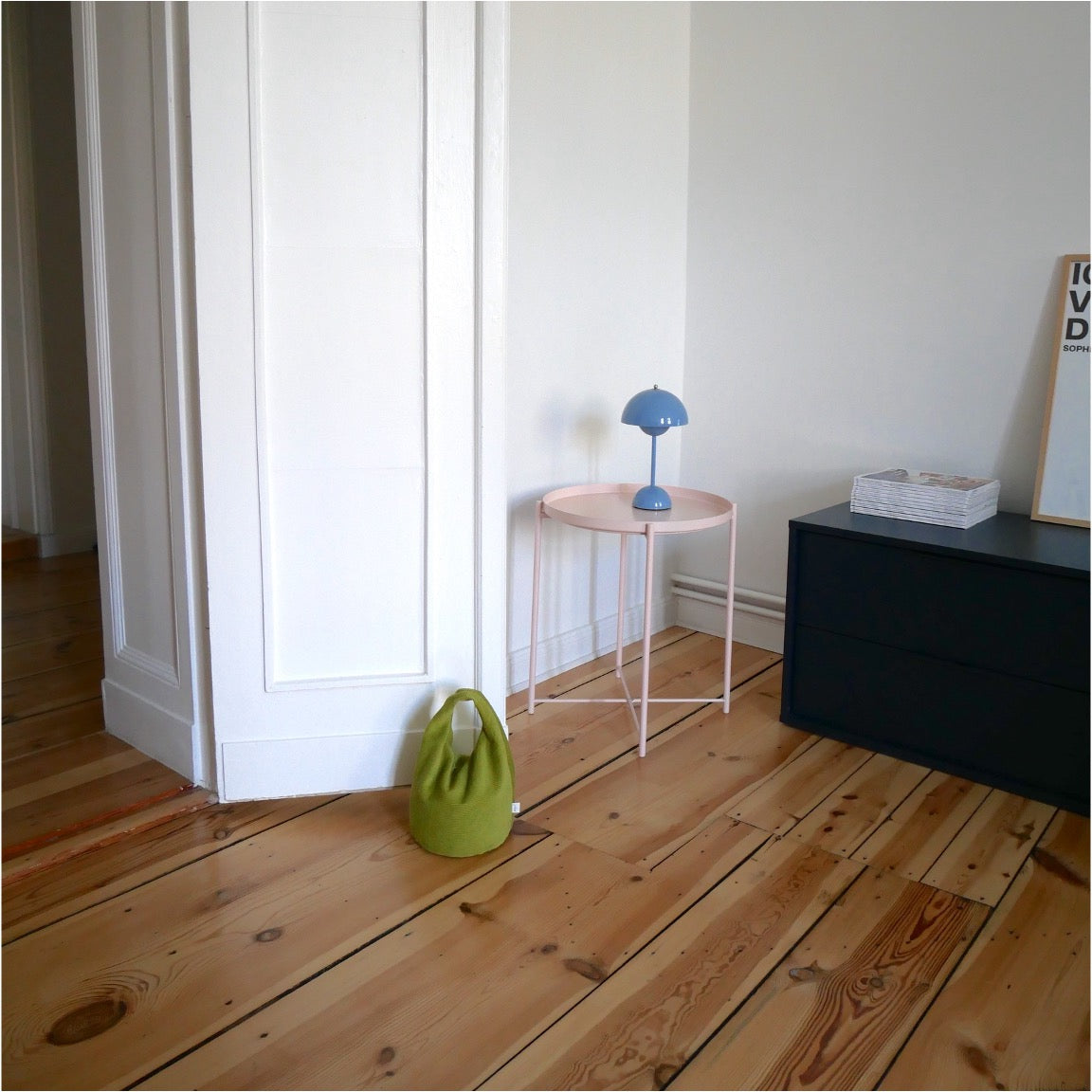 Türstopper Cricket Cordulino mit Baumwoll-Cordbezug von stop!t Produktfoto vor einer Innentür demonstrierend die Tür vor Zugluft stoppend.