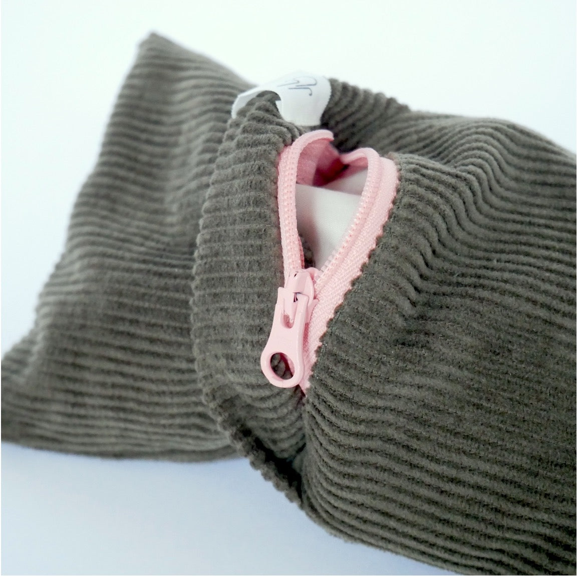 stopit Zugluftstopper Cordula Olive Tree Produktfoto. Nahaufnahme von dem Reißverschluss, der Zugang zum Inlett verschafft.