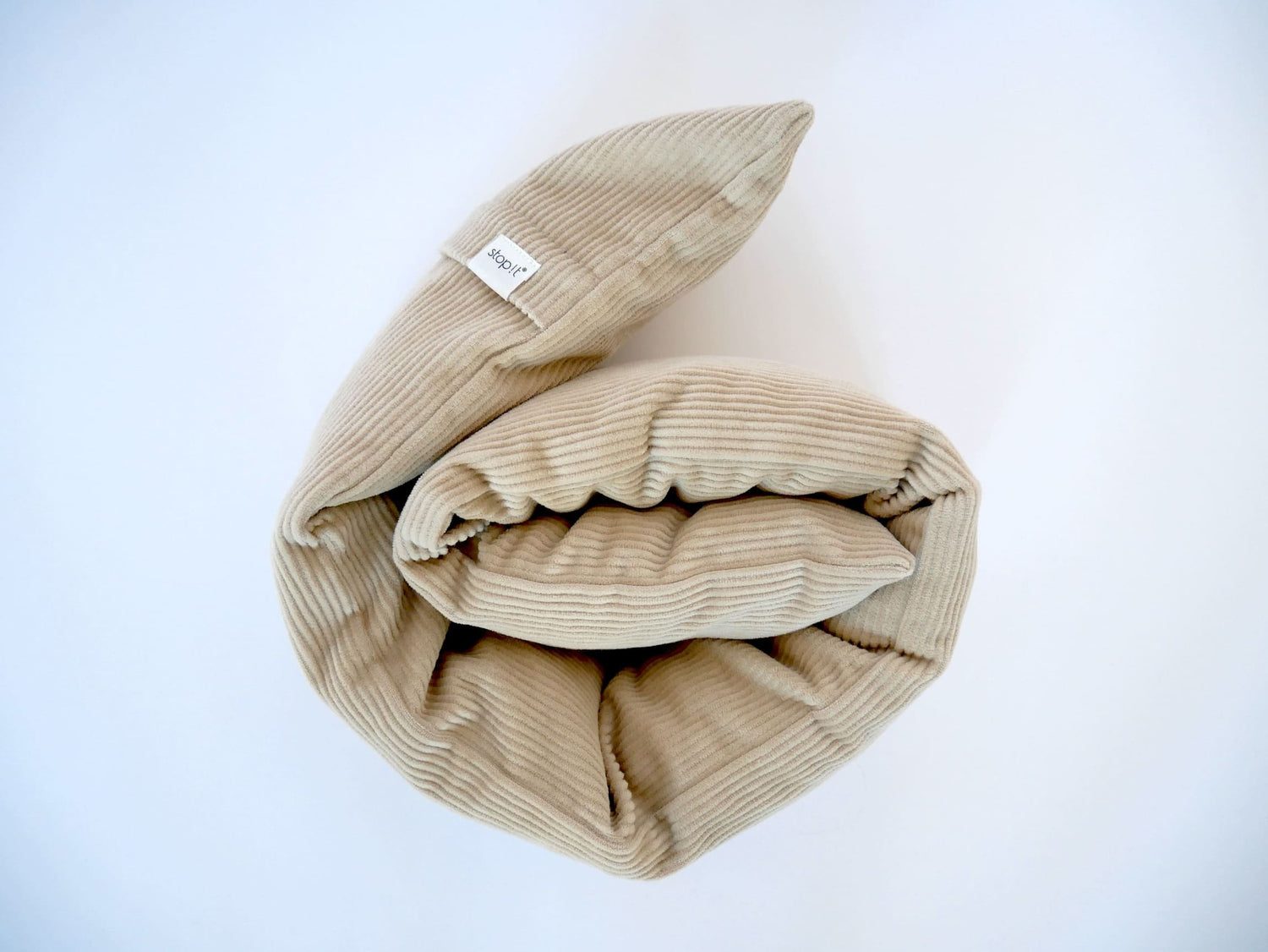 Zugluftstopper Cordula Cream mit Baumwoll-Cordbezug von stop!t eingerollt zu einer Schnecke.