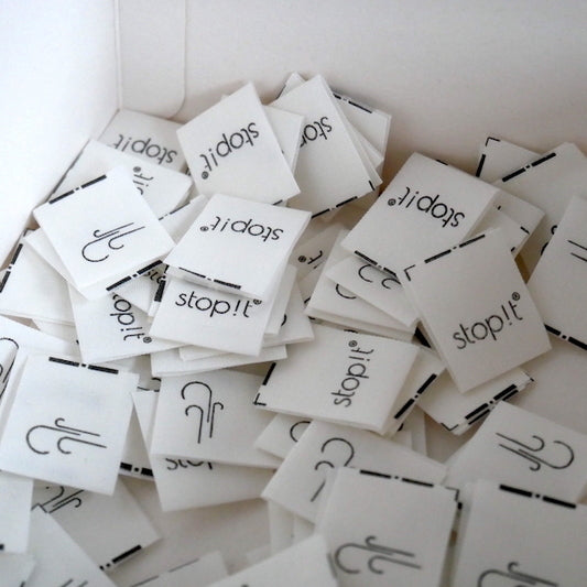 Textillabels aus Bio-Baumwolle von stopit in Nahaufnahme.