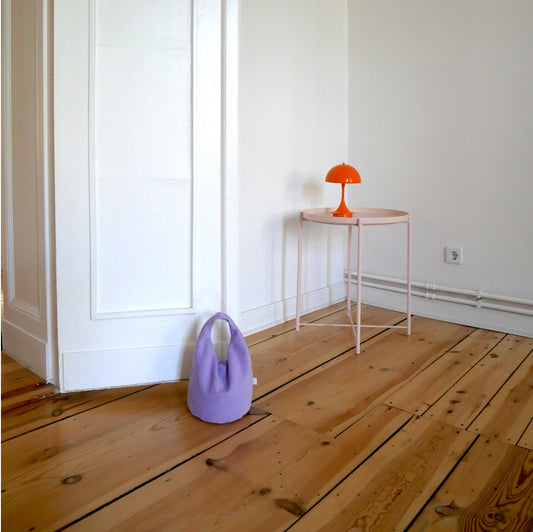 Türstopper Cordulino Lilac Tree mit Baumwoll-Cordbezug von stop!t Produktfoto vor einer Innentür demonstrierend die Tür vor Zugluft stoppend.