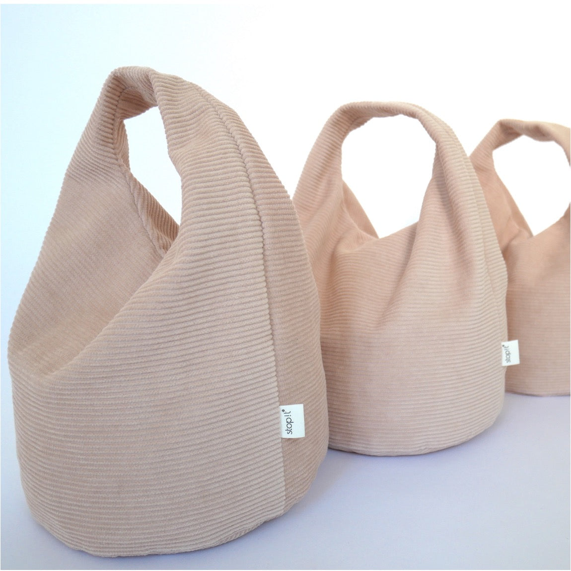 3 Türstopper Cotton Candy Cordulino mit Baumwoll-Cordbezug von stop!t dekorativ schräg hintereinander.